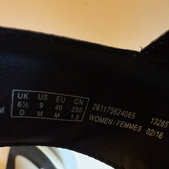 Clarks Silver Flip Flop Sandals with Strap Women's Size 9 - Picture 9 of 9